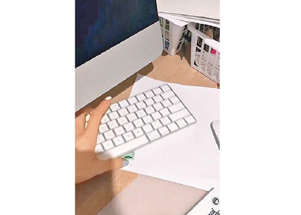 鼓励女儿收拾睡房 母亲杂物中藏钱